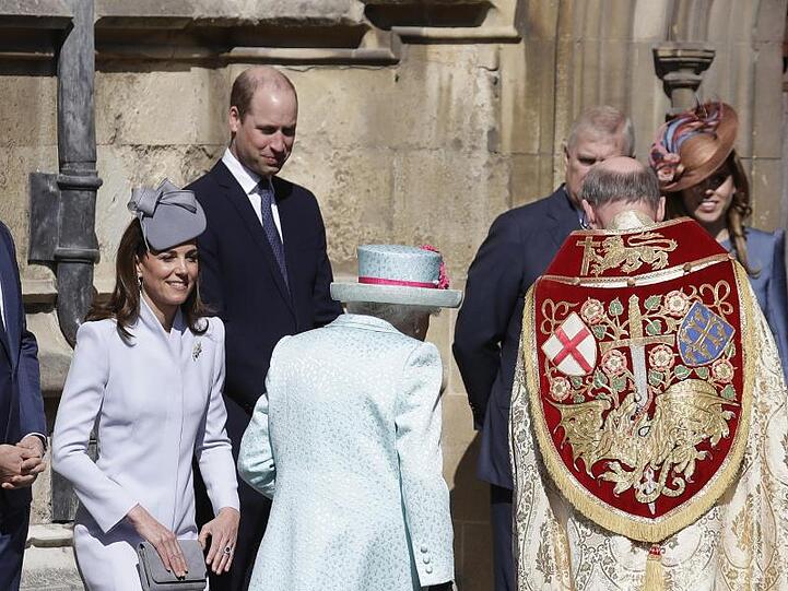 Prinz William und seine Frau Herzogin Kate (l) begrüßen Königin Elisabeth II. vor der St.-Georgs-Kapelle.