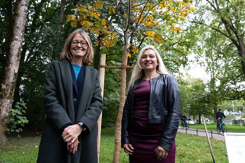 Jill Gallard (l), britische Botschafterin in Deutschland, und Melanie Huml (CSU), Europaministerin von Bayern, pflanzten zum Gedenken an die verstorbene Königin Elizabeth II. eine Rosskastanie im Englischen Garten.