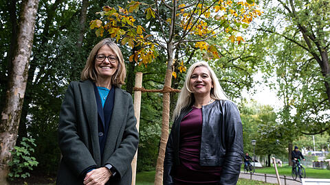 Jill Gallard (l), britische Botschafterin in Deutschland, und Melanie Huml (CSU), Europaministerin von Bayern, pflanzten zum Gedenken an die verstorbene Königin Elizabeth II. eine Rosskastanie im Englischen Garten.