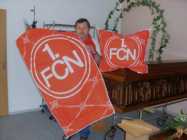 300 Euro lässt sich Helmut Troglauer die Spezial-Ausstattung in den Farben des 1. FC Nürnberg für seinen Sarg kosten. Normalerweise kosten Kissen und Decke nur ein Drittel davon.