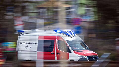 Ein Rettungswagen ist mit Blaulich im Einsatz.