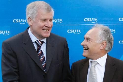Der Alte und der Neue: Noch-CSU-Chef Erwin Huber strahlt gestern nach der Vorstandssitzung den neuen &ndash; und größer gewachsenen &ndash; Alles-Macher Horst Seehofer an.