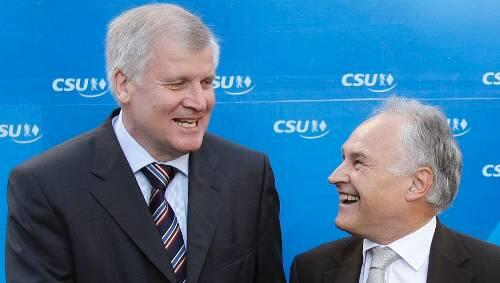 Der Alte und der Neue: Noch-CSU-Chef Erwin Huber strahlt gestern nach der Vorstandssitzung den neuen – und größer gewachsenen – Alles-Macher Horst Seehofer an. Der Alte und der Neue: Noch-CSU-Chef Erwin Huber strahlt gestern nach der Vorstandssitzung den neuen – und größer gewachsenen – Alles-Macher Horst Seehofer an.