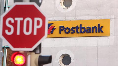 Die Postbank betreibt aktuell noch 16 eigene Filialen in München und nach Unternehmensangaben insgesamt rund 600 in ganz Deutschland.