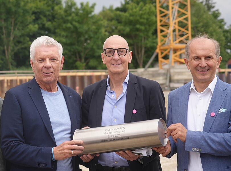 Wolfgang Bogner, Chef der Immobiliengruppe Eckpfeiler (r.), mit Architekt Maximilian Maier und OB Dieter Reiter (l.). Wolfgang Bogner, Chef der Immobiliengruppe Eckpfeiler (r.), mit Architekt Maximilian Maier und OB Dieter Reiter (l.).