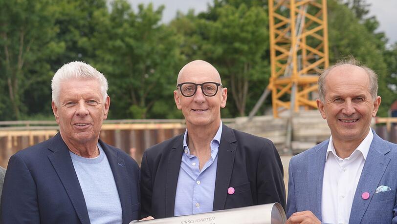 Wolfgang Bogner, Chef der Immobiliengruppe Eckpfeiler (r.), mit Architekt Maximilian Maier und OB Dieter Reiter (l.). Wolfgang Bogner, Chef der Immobiliengruppe Eckpfeiler (r.), mit Architekt Maximilian Maier und OB Dieter Reiter (l.).