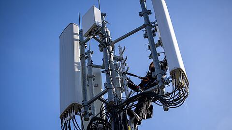 Ein Techniker führt Reparaturarbeiten an 5G-Antennen durch.