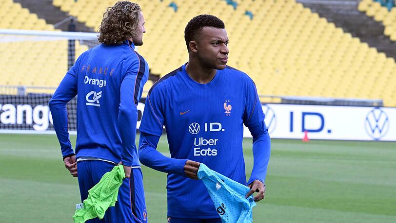 Kylian Mbappé hat sich vor Reportern schützend vor seinem französischen Nationalmannschaftskollegen Michael Oise gestellt. Kylian Mbappé hat sich vor Reportern schützend vor seinem französischen Nationalmannschaftskollegen Michael Oise gestellt.