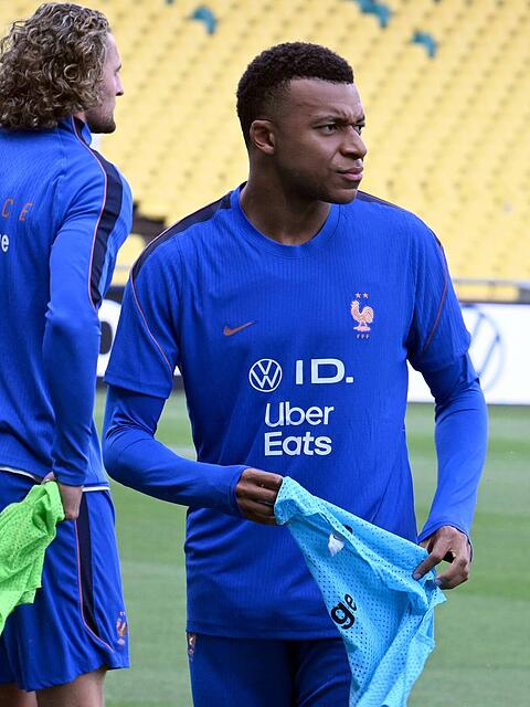 Kylian Mbapp&eacute; hat sich vor Reportern sch&uuml;tzend vor seinem franz&ouml;sischen Nationalmannschaftskollegen Michael Oise gestellt.