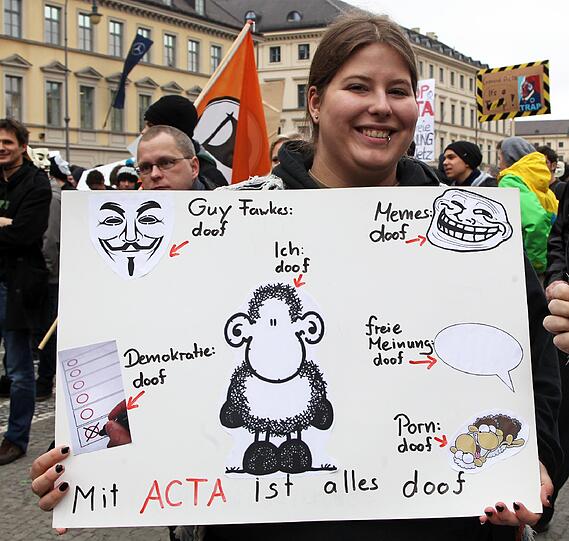 Affige Kostüme, witzige Plakate und viele Masken: Die Bilder von der Anti-ACTA-Demo in München
