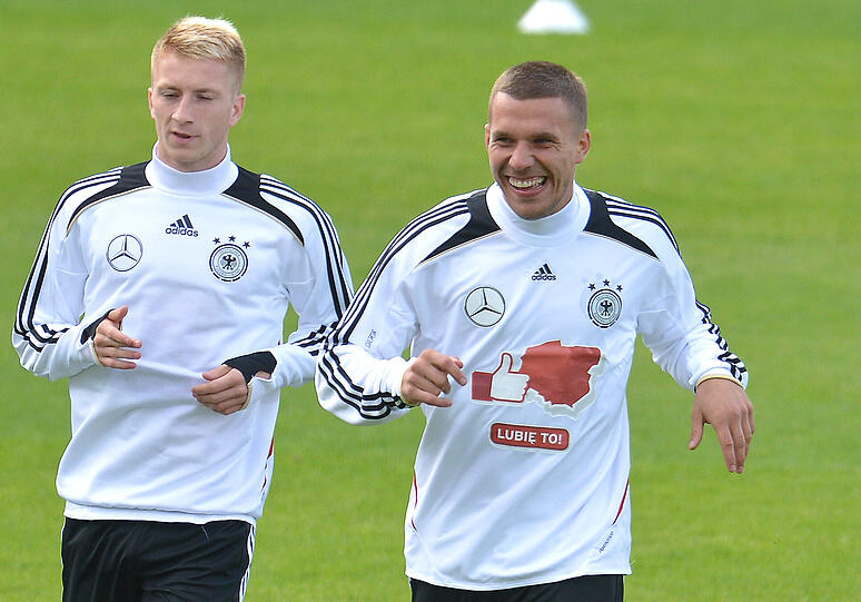 "Dankeschön, Polen" und "Gefällt mir" auf Polnisch - mit 11.000 Fans gerät das erste DFB-Training in Polen zum herzlichen Willkommensfest - und zur Geburtstagsparty für Lukas Podolski.
