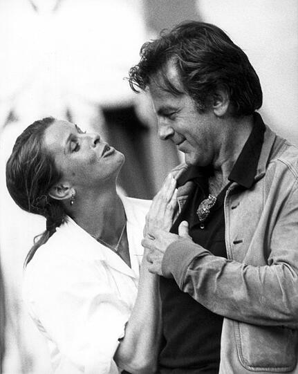 Senta Berger als "Buhlschaft" und Maximilian Schell in der Titelrolle während einer Probe (ohne Kostüm) zum "Jedermann" am 22.07.1978 auf dem Domplatz in Salzburg.