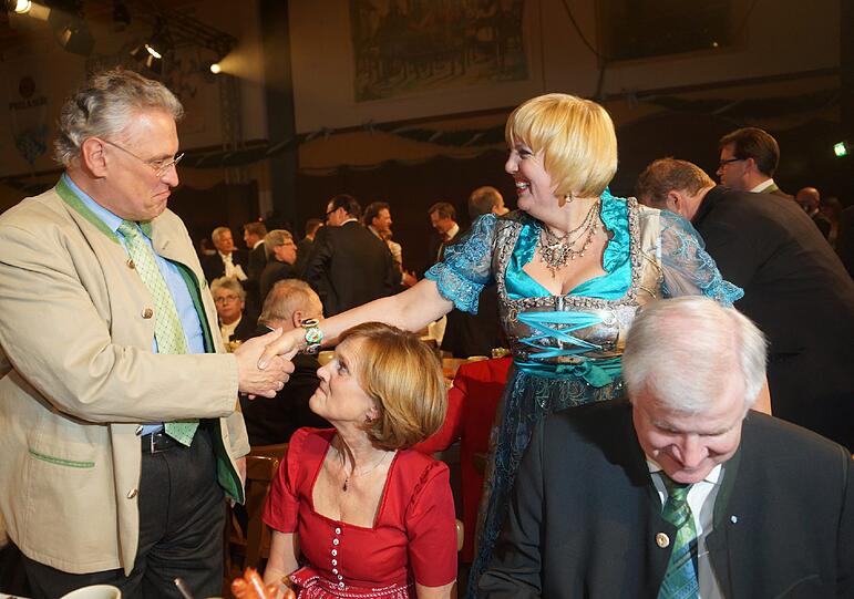 Bayerns Innenminister Joachim Herrmann begrüßt Claudia Roth, Karin und Horst Seehofer.