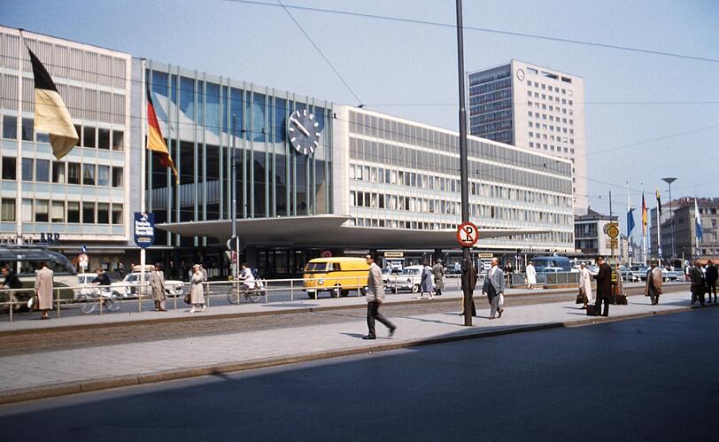 1961: Schöne neue Welt &ndash; der neue Hauptbahnhof im Wiederaufbau-Stil Anfang der 60er Jahre.