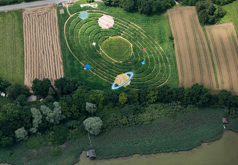 Die Sonne besteht aus gelb blühendem Sommerraps, die Planeten sind aus gefärbten Hackschnitzeln gefertigt.