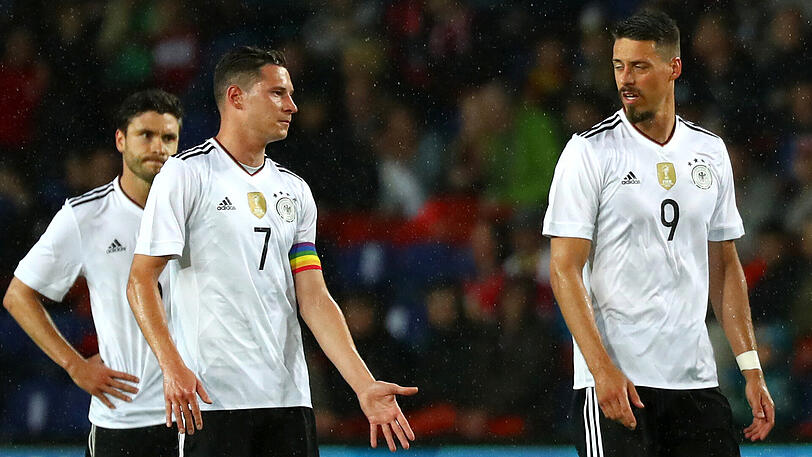 Die deutschen Nationalspieler Jonas Hector, Julian Draxler und Sandro Wagner (von links) beim Testpiel in Kopenhagen gegen Dänemark (1:1).