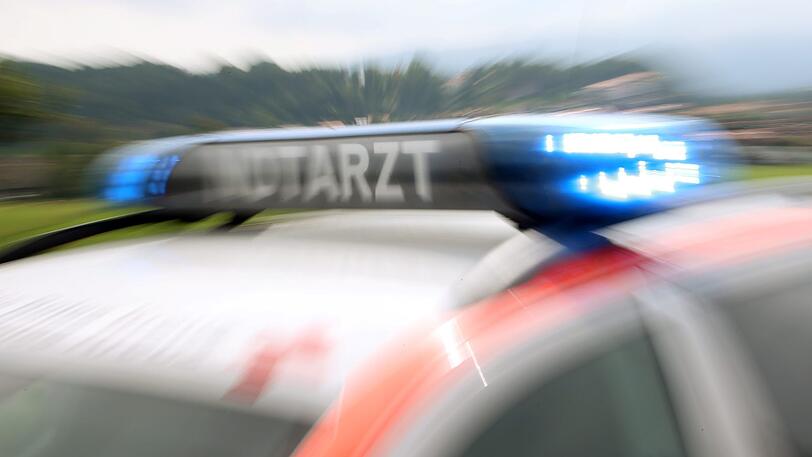 Ein Notarzt-Wagen fährt zu einem Einsatz.