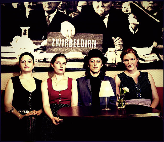 Die Band Zwirbeldirn bringt mit ihrer Musik die Wirtshauswände zum wackeln.