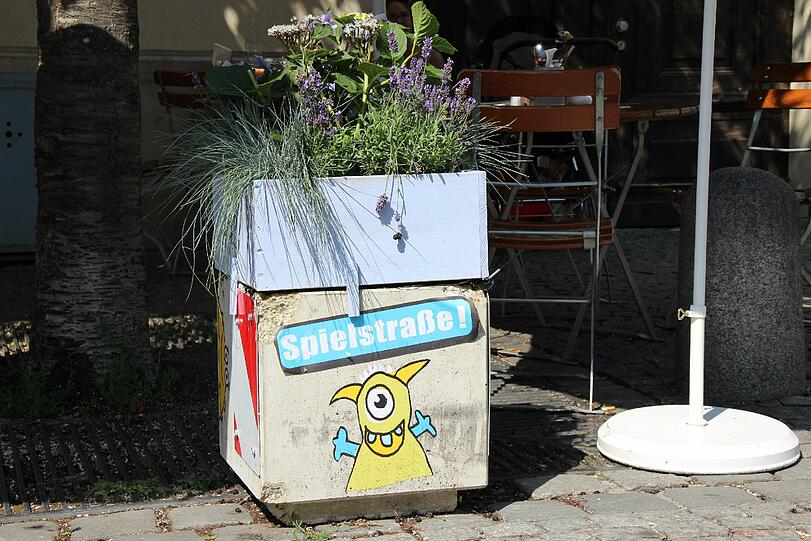 Aufgehübscht: Die Bürgerinitiative hat einige Würfel bepflanzt.
