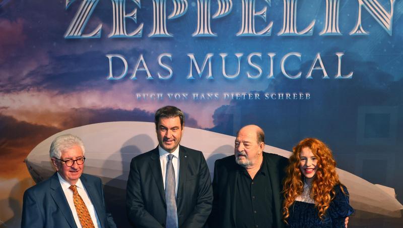 Hans Dieter Schreeb (l-r), Markus Söder (CSU), Ralph Siegel und dessen Frau Julia stehen vor der Weltpremiere des Musicals "Zeppelin" vor Fotografen.