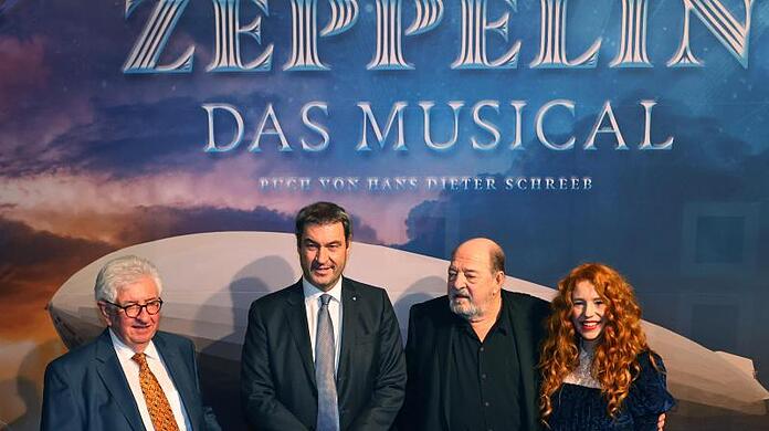 Hans Dieter Schreeb (l-r), Markus Söder (CSU), Ralph Siegel und dessen Frau Julia stehen vor der Weltpremiere des Musicals "Zeppelin" vor Fotografen.
