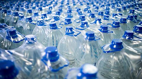 Wasserflaschen stehen in einer Fabrik zur Produktion von Mineralwasser.
