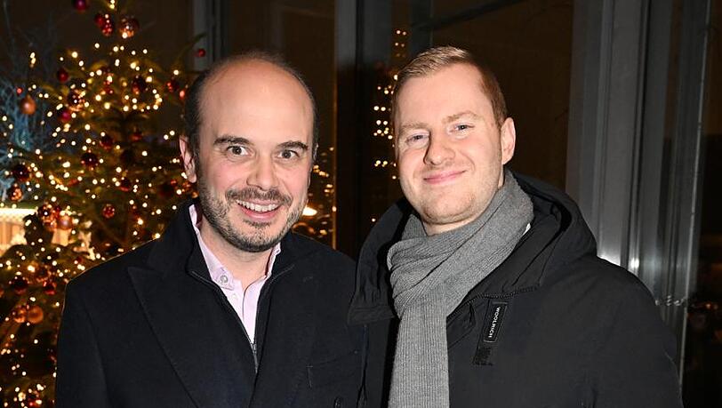 Feiern vorweihnachtlich auf der Dachterrasse des Bayerischen Hof: PR-Profi Benjamin Bartz (r.) und  Andreas Krapp (Tiffany & Co.).