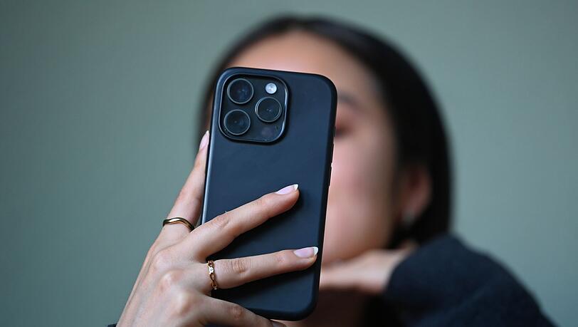 Der Griff zum Handy ist alltäglich geworden. Der Griff zum Handy ist alltäglich geworden.