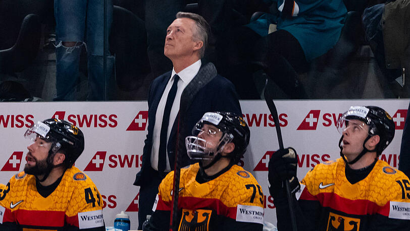 Bitterer Blick auf den Videowürfel: Bundestrainer Harold Kreis (hinten) beim 1:6-Debakel gegen die Schweiz. Bitterer Blick auf den Videowürfel: Bundestrainer Harold Kreis (hinten) beim 1:6-Debakel gegen die Schweiz.