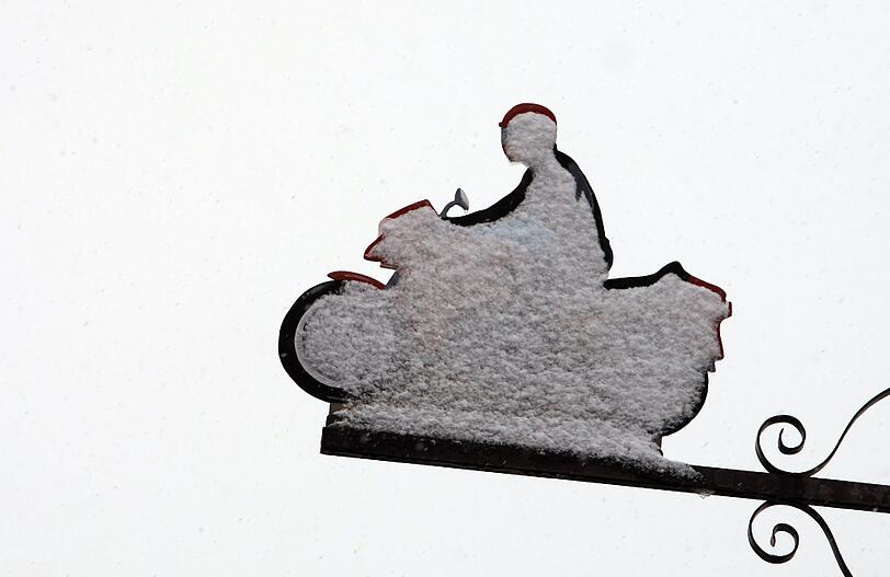 Wintersportfreunde können sich freuen: In einigen Regionen Bayerns hat sich am Montag endlich der Winter blicken lassen - auch in anderen Teilen Deutschlands fiel Schnee.