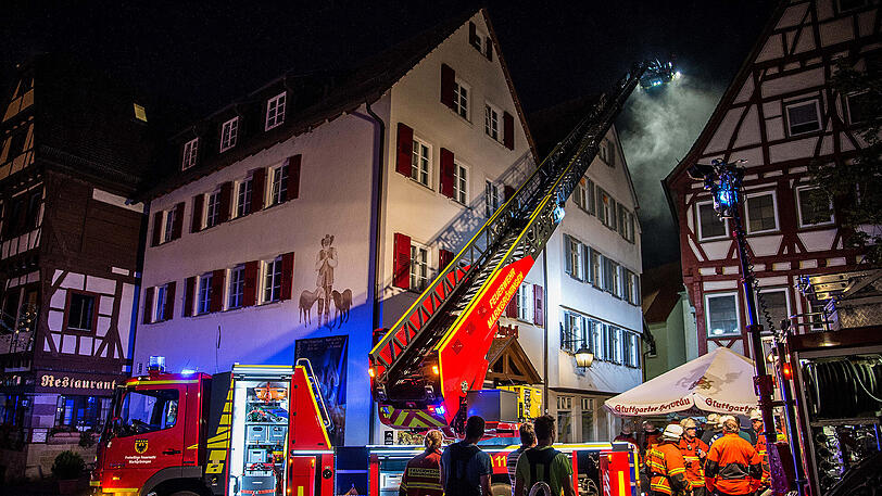 Feuerwehrleute sind am Montagmorgen in Markgröningen (Baden-Württemberg) bei einem Brand in einer Sozialunterkunft im Einsatz.