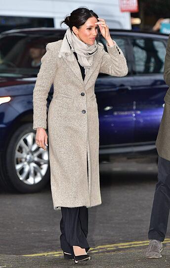 Meghan Markle im beigen Wollmantel auf dem Weg zum Radiosender im Stadtteil Brixton.