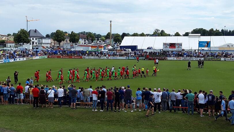 Beide Teams betreten den Rasen - gleich geht's los!