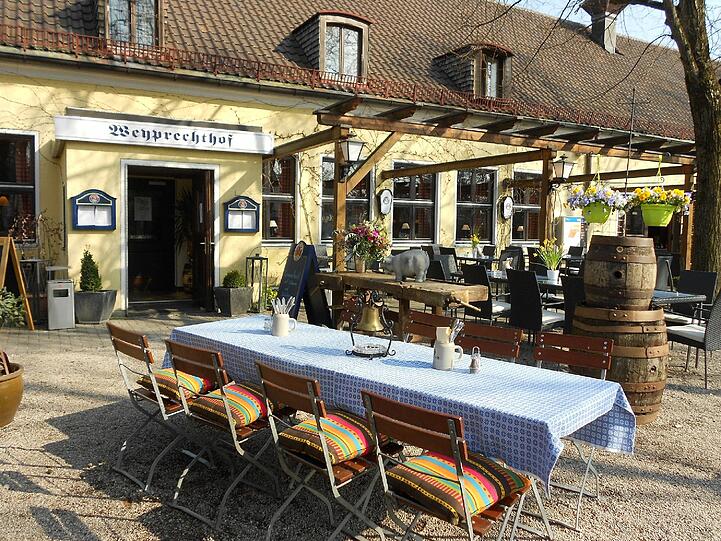 Der AZ-Leserin gefällt der Weyprechthof mit dem Biergarten.