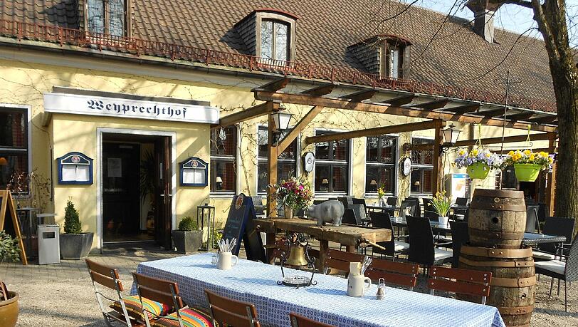 Der AZ-Leserin gefällt der Weyprechthof mit dem Biergarten. Der AZ-Leserin gefällt der Weyprechthof mit dem Biergarten.