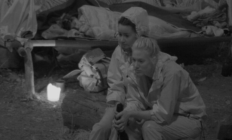 Larissa (r.) und Gabbyhaben nach ihrer missglückten 'Nacht-Schatzsuche' endlich den Weg zurück ins Camp gefunden.