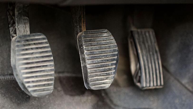 Der Autofahrer hat das Gas- mit dem Bremspedal verwechselt. (Symbolfoto) Der Autofahrer hat das Gas- mit dem Bremspedal verwechselt. (Symbolfoto)