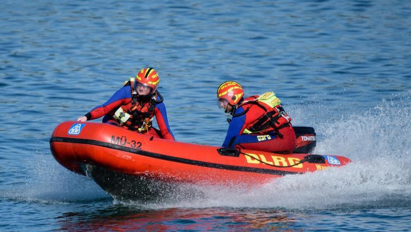 Seenotretter der DLRG fahren in einem Schnellboot über den Chiemsee. Seenotretter der DLRG fahren in einem Schnellboot über den Chiemsee.