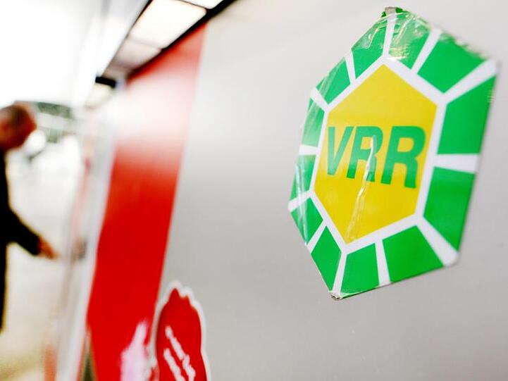 Das Symbolbild zeigt einen Fahrkartenautomaten des Verkehrsverbunds Rhein-Ruhr.