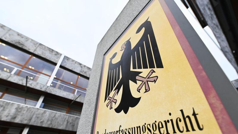 Das Bundesverfassungsgericht hat einem Eilantrag gegen ein Demo-Verbot in Teilen stattgegeben. Das Bundesverfassungsgericht hat einem Eilantrag gegen ein Demo-Verbot in Teilen stattgegeben.