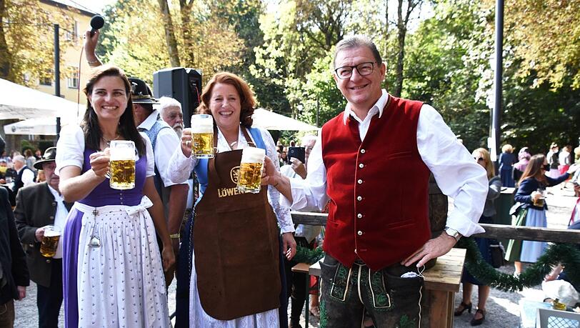 Stephanie Spindler, Wirtin, mit Luise Kinseher und Bernhard Klier in der Gaststätte Hirschau im Englischen Garten. Stephanie Spindler, Wirtin, mit Luise Kinseher und Bernhard Klier in der Gaststätte Hirschau im Englischen Garten.