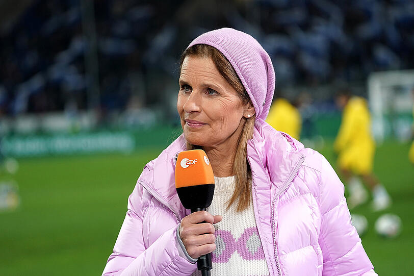 KMH bei TMS:  Sport Moderatorin Katrin Müller-Hohenstein tauschte in der vierten Staffel ihr Reporter-Mikrofon mit dem Gesangs-Mikro.  Sie steckte unter der "Schwein"-Kostümierung.