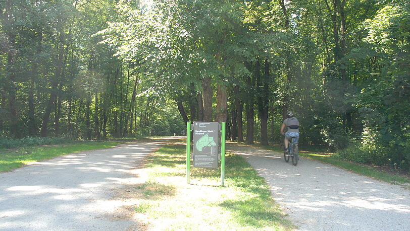 Südpark-Eingang Höglwörther Straße. Südpark-Eingang Höglwörther Straße.