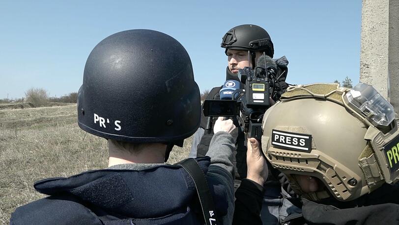 Interview am gefährlichen Ort: Kameramann Daniel Andrei begleitet die Frühjahrsoffensive in der Ukraine journalistisch. Interview am gefährlichen Ort: Kameramann Daniel Andrei begleitet die Frühjahrsoffensive in der Ukraine journalistisch.
