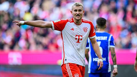 Münchens Matthijs de Ligt gestikuliert. Er muss nun pausieren.