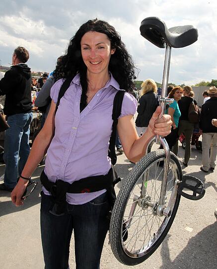 Das vorletzte Einrad: Sonja Brunner kam extra aus Südtirol auf der Suche nach einem Einrad. &bdquo;Meine Tochter ist elf und wünscht sich eins.&ldquo; 18 Euro hat sie gezahlt, zwei Euro runtergehandelt. &bdquo;Das gleiche Einrad gab es ein zweites Mal &ndash; der wollte aber 30. &ldquo; Glückwunsch.