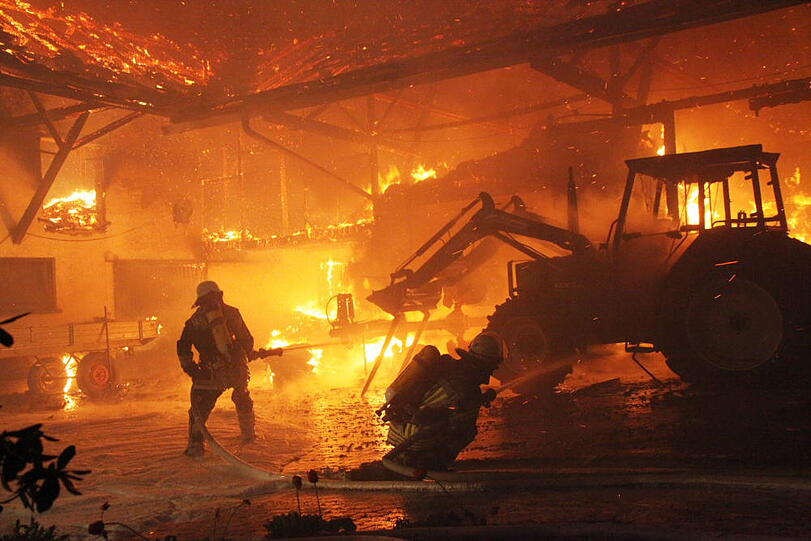 Brand auf einem Bauernhof in Taufkirchen. Die Bilder von den Löscharbeiten
