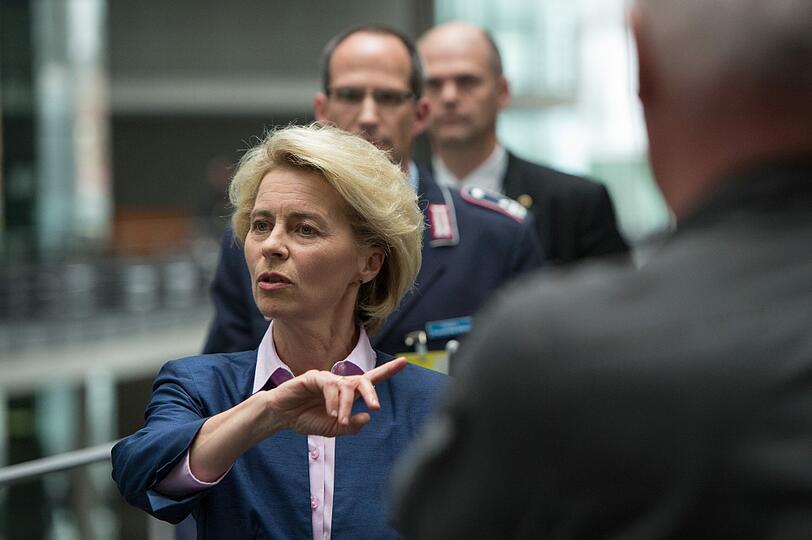 Von der Leyen nach der Sitzung des Verteidigungsausschusses über das Gewehr G36.