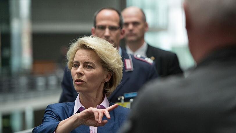 Von der Leyen nach der Sitzung des Verteidigungsausschusses über das Gewehr G36. Von der Leyen nach der Sitzung des Verteidigungsausschusses über das Gewehr G36.