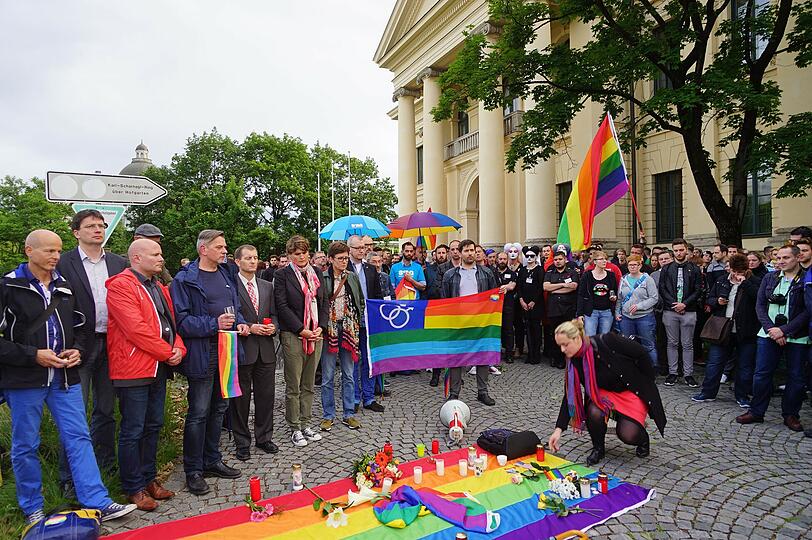 Mahnwache für die Opfer von Orlando vor dem US-Genaeralkonsulat.